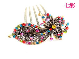 古韻新風(fēng) 歐美復(fù)古發(fā)梳插梳盤(pán)發(fā)飾品的時(shí)尚回歸與銷(xiāo)售策略